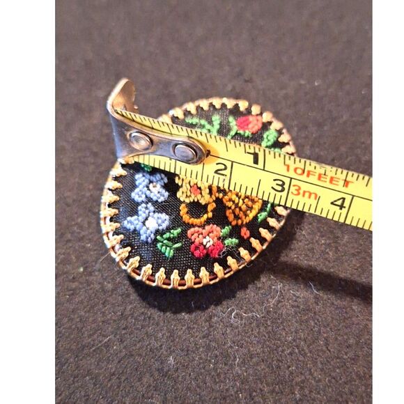 Vintage Embroidered Floral Oval Pin Brooch - Picture 5 of 6